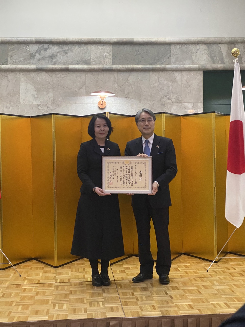 Элчин сайдын өргөмжлөл хүртэв