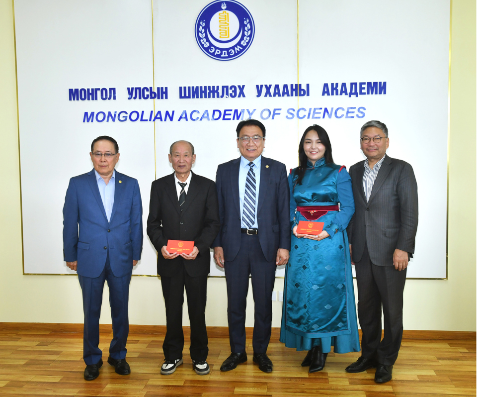 Шинжлэх ухааны докторын зэрэг хамгаалав.